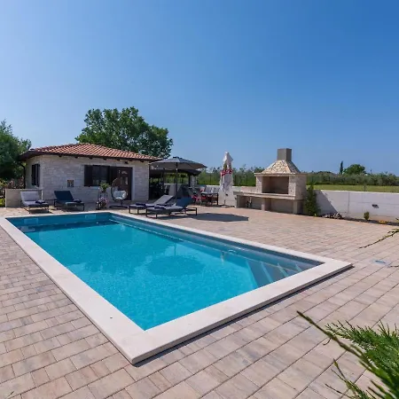 Adorable With Private Pool And Terrace * Buzinija