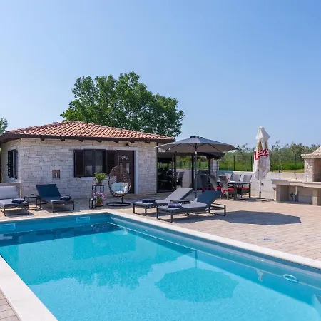 Adorable With Private Pool And Terrace Buzinija