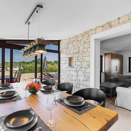 Adorable With Private Pool And Terrace * Buzinija