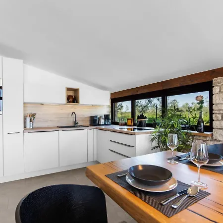 Adorable With Private Pool And Terrace Buzinija