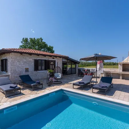Adorable With Private Pool And Terrace * Buzinija