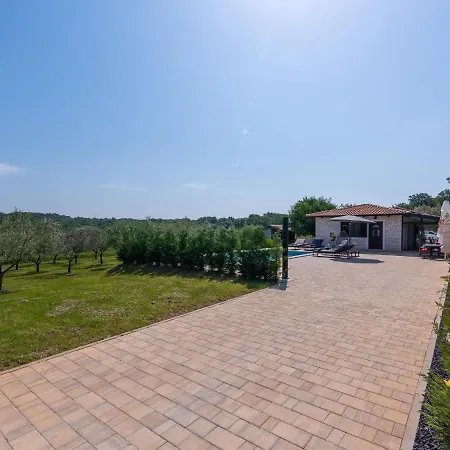 Adorable With Private Pool And Terrace Buzinija