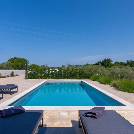 Adorable With Private Pool And Terrace * Buzinija